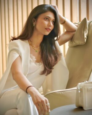 Shreya Jaiswal Instagram - The eyes Chico, they never lie…

Outfit by @ritikaguptalabel 
Jewellery by @arr_jewels_ 
Bag @stevemaddenme 

[business suit, white business suit, power suit, women work wear, women formals, gold plated jewellery, jewellery, anti tarnish jewellery]