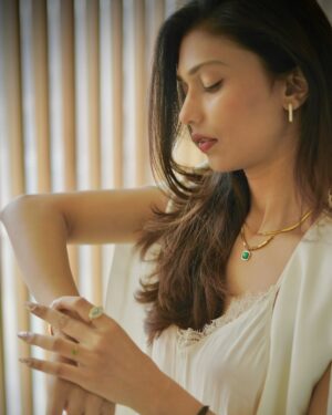 Shreya Jaiswal Instagram - The eyes Chico, they never lie…

Outfit by @ritikaguptalabel 
Jewellery by @arr_jewels_ 
Bag @stevemaddenme 

[business suit, white business suit, power suit, women work wear, women formals, gold plated jewellery, jewellery, anti tarnish jewellery]