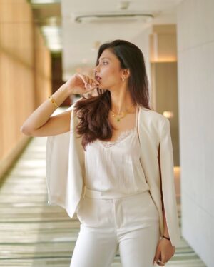 Shreya Jaiswal Instagram - The eyes Chico, they never lie…

Outfit by @ritikaguptalabel 
Jewellery by @arr_jewels_ 
Bag @stevemaddenme 

[business suit, white business suit, power suit, women work wear, women formals, gold plated jewellery, jewellery, anti tarnish jewellery]
