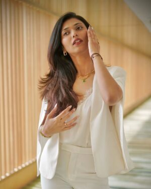 Shreya Jaiswal Instagram - The eyes Chico, they never lie…

Outfit by @ritikaguptalabel 
Jewellery by @arr_jewels_ 
Bag @stevemaddenme 

[business suit, white business suit, power suit, women work wear, women formals, gold plated jewellery, jewellery, anti tarnish jewellery]