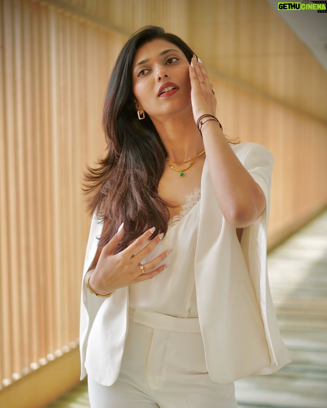Shreya Jaiswal - 3.6K Likes - The eyes Chico, they never lie…

Outfit by @ritikaguptalabel 
Jewellery by @arr_jewels_ 
Bag @stevemaddenme 

[business suit, white business suit, power suit, women work wear, women formals, gold plated jewellery, jewellery, anti tarnish jewellery]