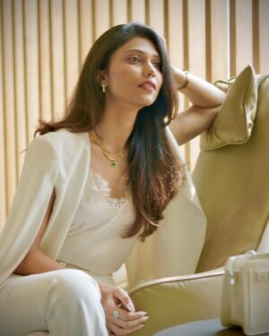Shreya Jaiswal Instagram - The eyes Chico, they never lie…

Outfit by @ritikaguptalabel 
Jewellery by @arr_jewels_ 
Bag @stevemaddenme 

[business suit, white business suit, power suit, women work wear, women formals, gold plated jewellery, jewellery, anti tarnish jewellery]