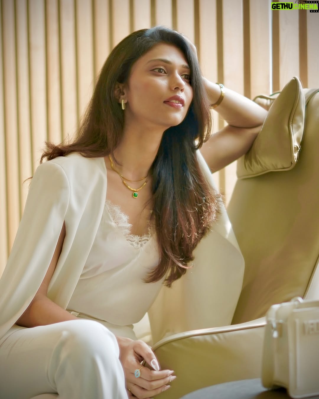 Shreya Jaiswal - 3.3K Likes - The eyes Chico, they never lie…

Outfit by @ritikaguptalabel 
Jewellery by @arr_jewels_ 
Bag @stevemaddenme 

[business suit, white business suit, power suit, women work wear, women formals, gold plated jewellery, jewellery, anti tarnish jewellery]