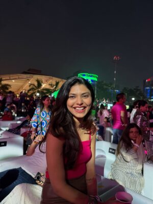 Shreya Jaiswal Instagram - I never wanted to attend this concert.
Just because I thought the single - overly - bollywoody - romantic me wouldn’t make through it without crying over @arijitsingh songs.
But then, just look at me!
I think what they say is true…
Who needs guys when you’ve got your girl around ♥️
Special thanks to @ajay_stockgro for literally “FORCING” me to attend this one 👀