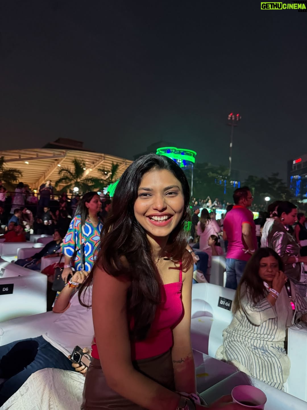 Shreya Jaiswal - 2.7K Likes - I never wanted to attend this concert.
Just because I thought the single - overly - bollywoody - romantic me wouldn’t make through it without crying over @arijitsingh songs.

But then, just look at me!
I think what they say is true…
Who needs guys when you’ve got your girl around ♥️

Special thanks to @ajay_stockgro for literally “FORCING” me to attend this one 👀