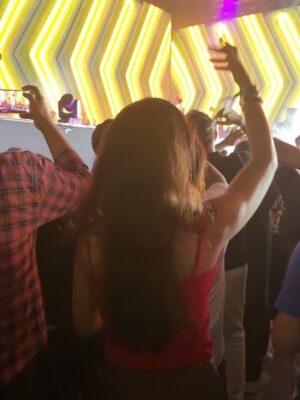 Shreya Jaiswal Instagram - I never wanted to attend this concert.
Just because I thought the single - overly - bollywoody - romantic me wouldn’t make through it without crying over @arijitsingh songs.
But then, just look at me!
I think what they say is true…
Who needs guys when you’ve got your girl around ♥️
Special thanks to @ajay_stockgro for literally “FORCING” me to attend this one 👀