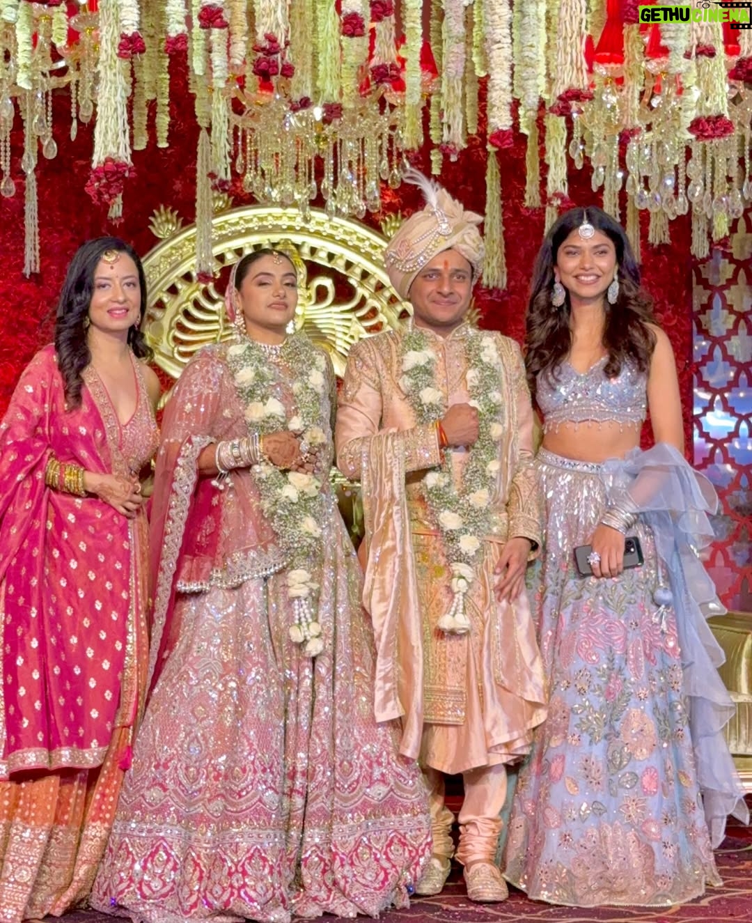 Shreya Jaiswal - 6.2K Likes - Shaadi kisi ki bhi ho, gallery mera he full ho jaata hai 👀

Major shoutout to @krupa_jain for this beautiful outfit and @kyaayaarshaurya for such wonderful photography and more importantly being patient with me 🥹🫶🏼

P.S. If you’re wondering what am I doing in my pictures with @vasundhara_daga , it’s just me explaining her where was I missing throughout the festivities. 😭

Also, last picture is just me looking out for meravala 😋

[Indian weddings, lehenga, shaadi, photodump]
#therachitsunidhiwedding✨ #fashionphotography #jaipur