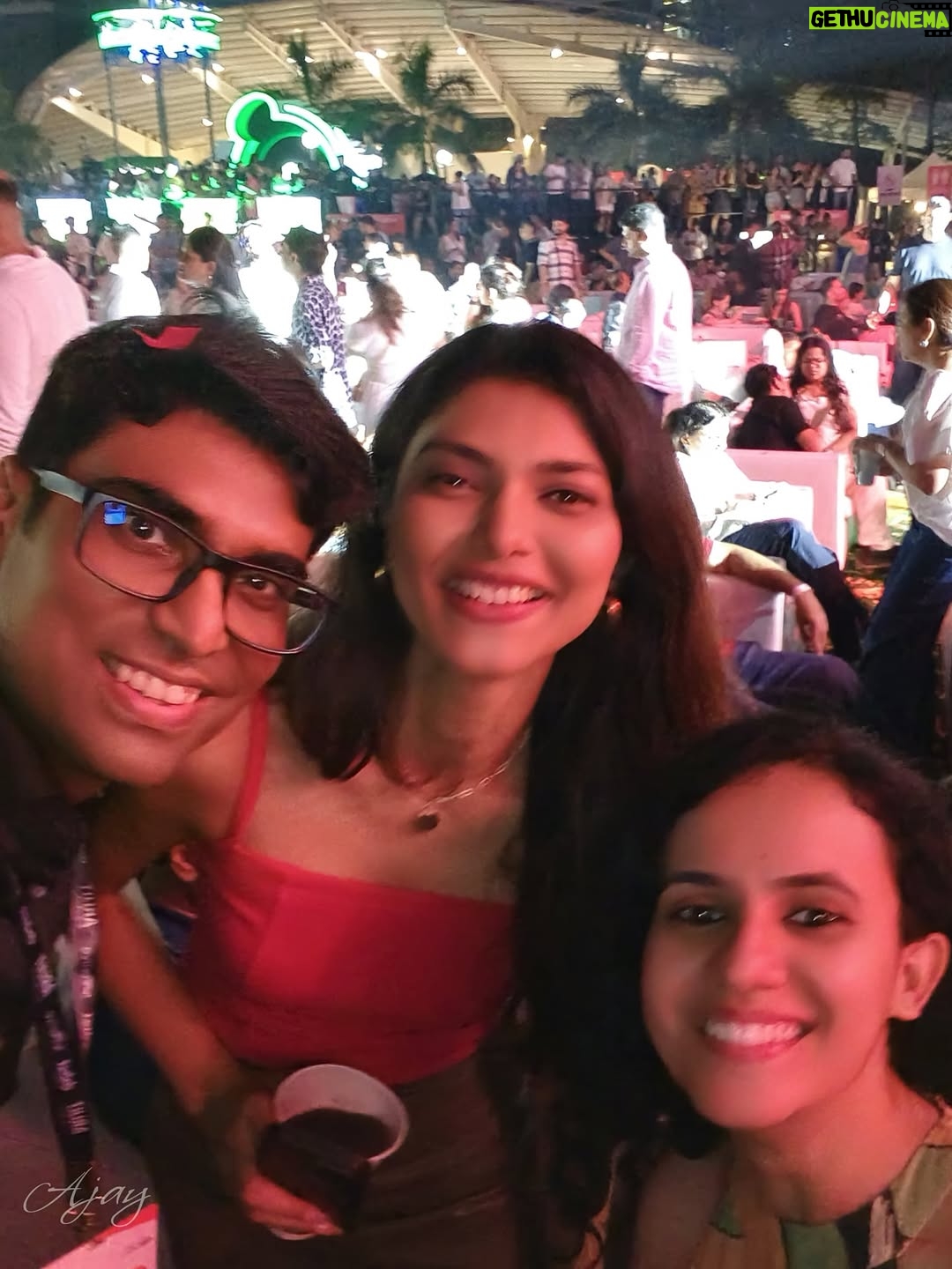 Shreya Jaiswal - 2.7K Likes - I never wanted to attend this concert.
Just because I thought the single - overly - bollywoody - romantic me wouldn’t make through it without crying over @arijitsingh songs.

But then, just look at me!
I think what they say is true…
Who needs guys when you’ve got your girl around ♥️

Special thanks to @ajay_stockgro for literally “FORCING” me to attend this one 👀