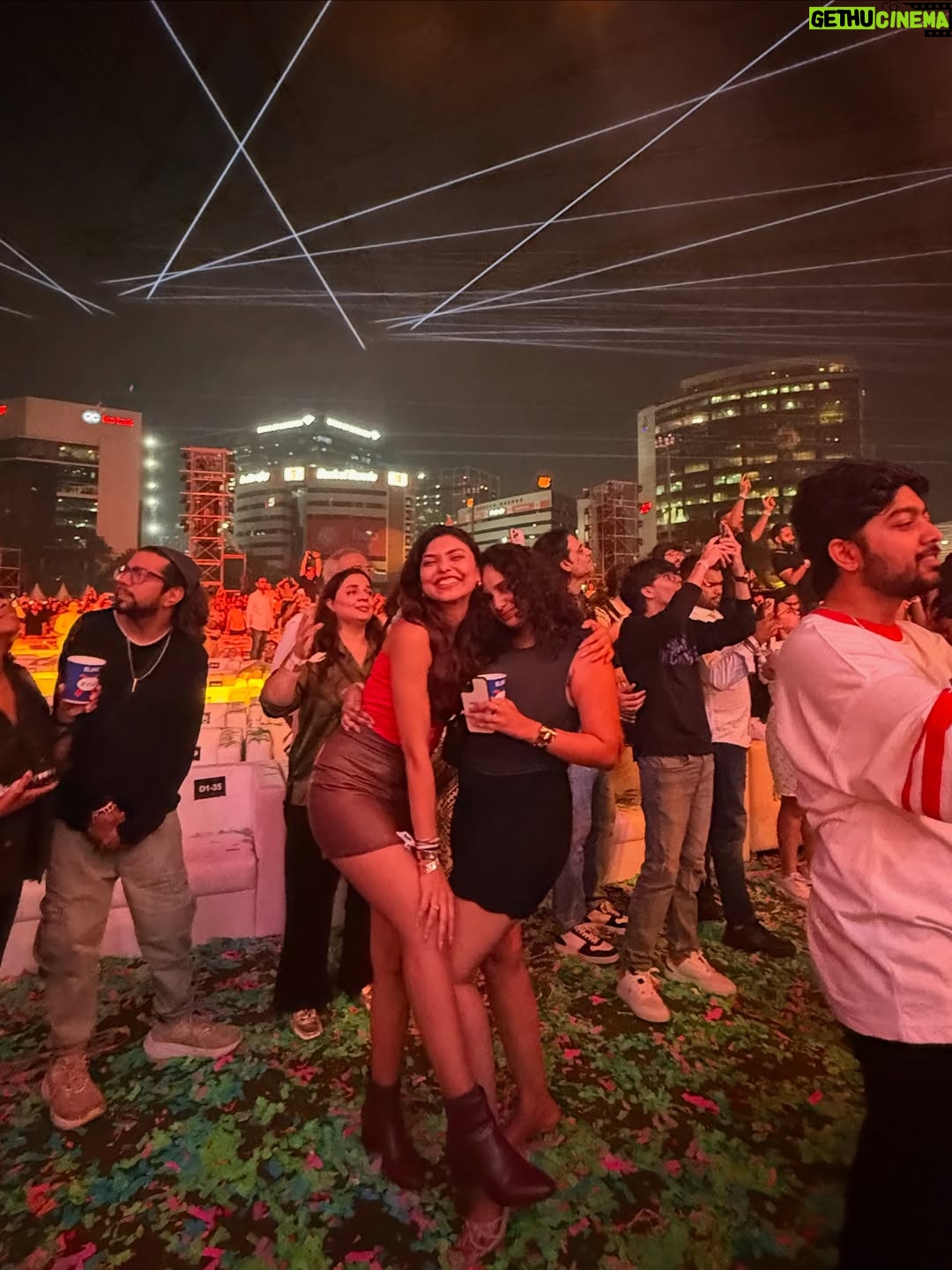 Shreya Jaiswal - 2.7K Likes - I never wanted to attend this concert.
Just because I thought the single - overly - bollywoody - romantic me wouldn’t make through it without crying over @arijitsingh songs.

But then, just look at me!
I think what they say is true…
Who needs guys when you’ve got your girl around ♥️

Special thanks to @ajay_stockgro for literally “FORCING” me to attend this one 👀