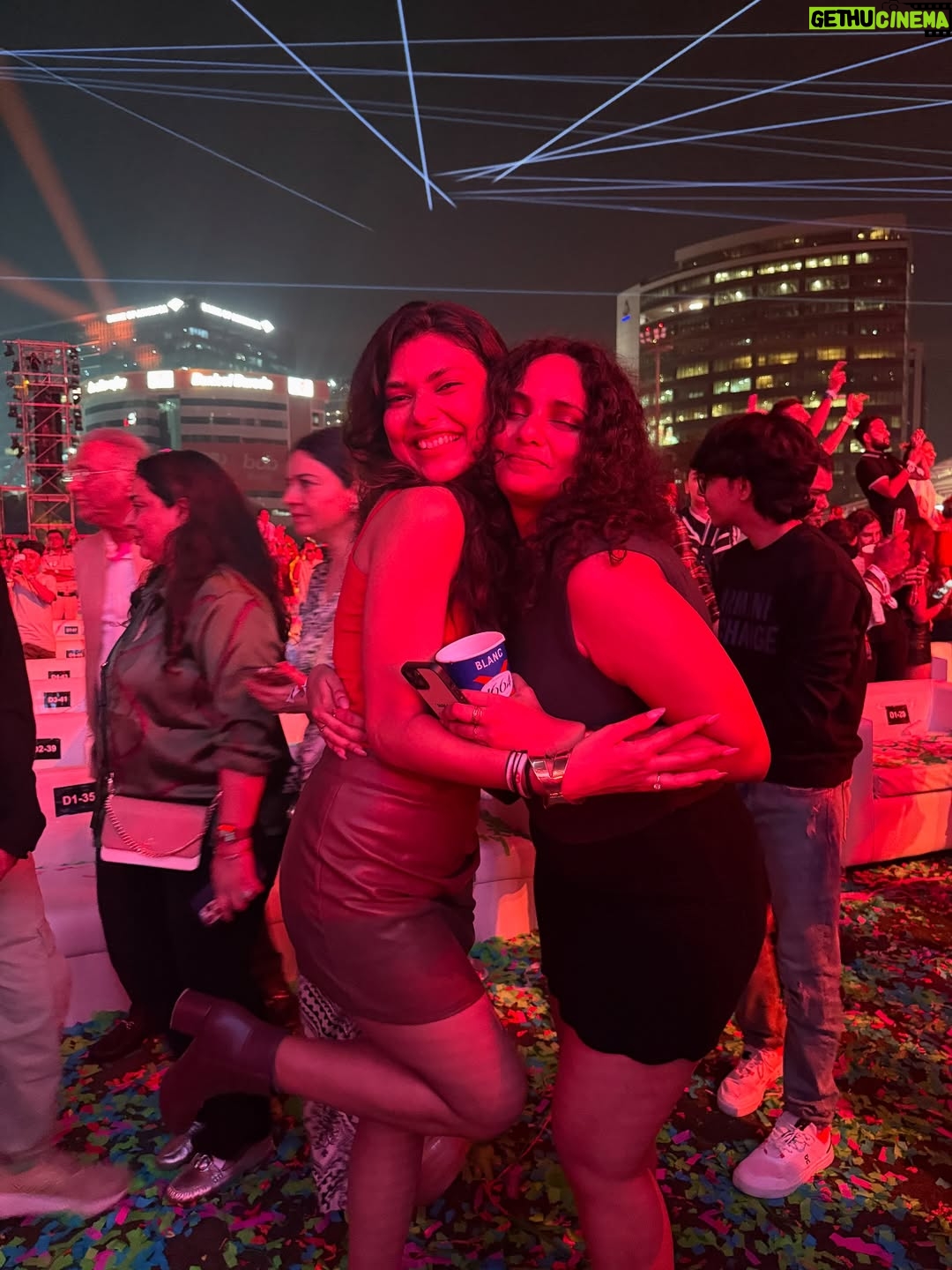Shreya Jaiswal - 2.7K Likes - I never wanted to attend this concert.
Just because I thought the single - overly - bollywoody - romantic me wouldn’t make through it without crying over @arijitsingh songs.

But then, just look at me!
I think what they say is true…
Who needs guys when you’ve got your girl around ♥️

Special thanks to @ajay_stockgro for literally “FORCING” me to attend this one 👀
