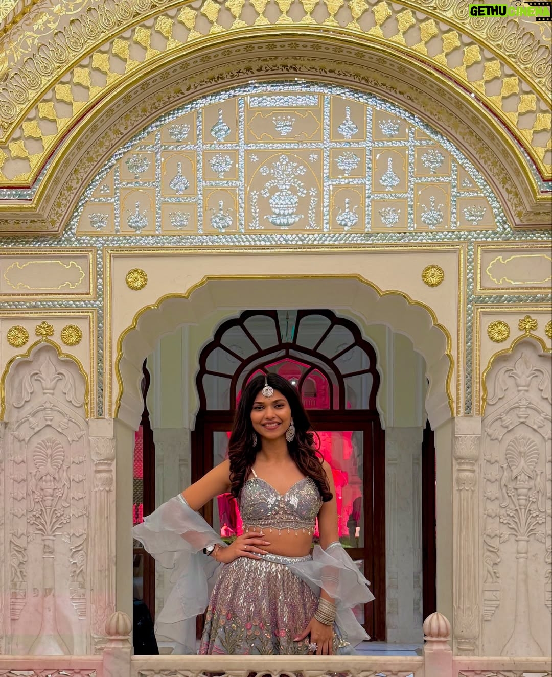 Shreya Jaiswal - 6.2K Likes - Shaadi kisi ki bhi ho, gallery mera he full ho jaata hai 👀

Major shoutout to @krupa_jain for this beautiful outfit and @kyaayaarshaurya for such wonderful photography and more importantly being patient with me 🥹🫶🏼

P.S. If you’re wondering what am I doing in my pictures with @vasundhara_daga , it’s just me explaining her where was I missing throughout the festivities. 😭

Also, last picture is just me looking out for meravala 😋

[Indian weddings, lehenga, shaadi, photodump]
#therachitsunidhiwedding✨ #fashionphotography #jaipur