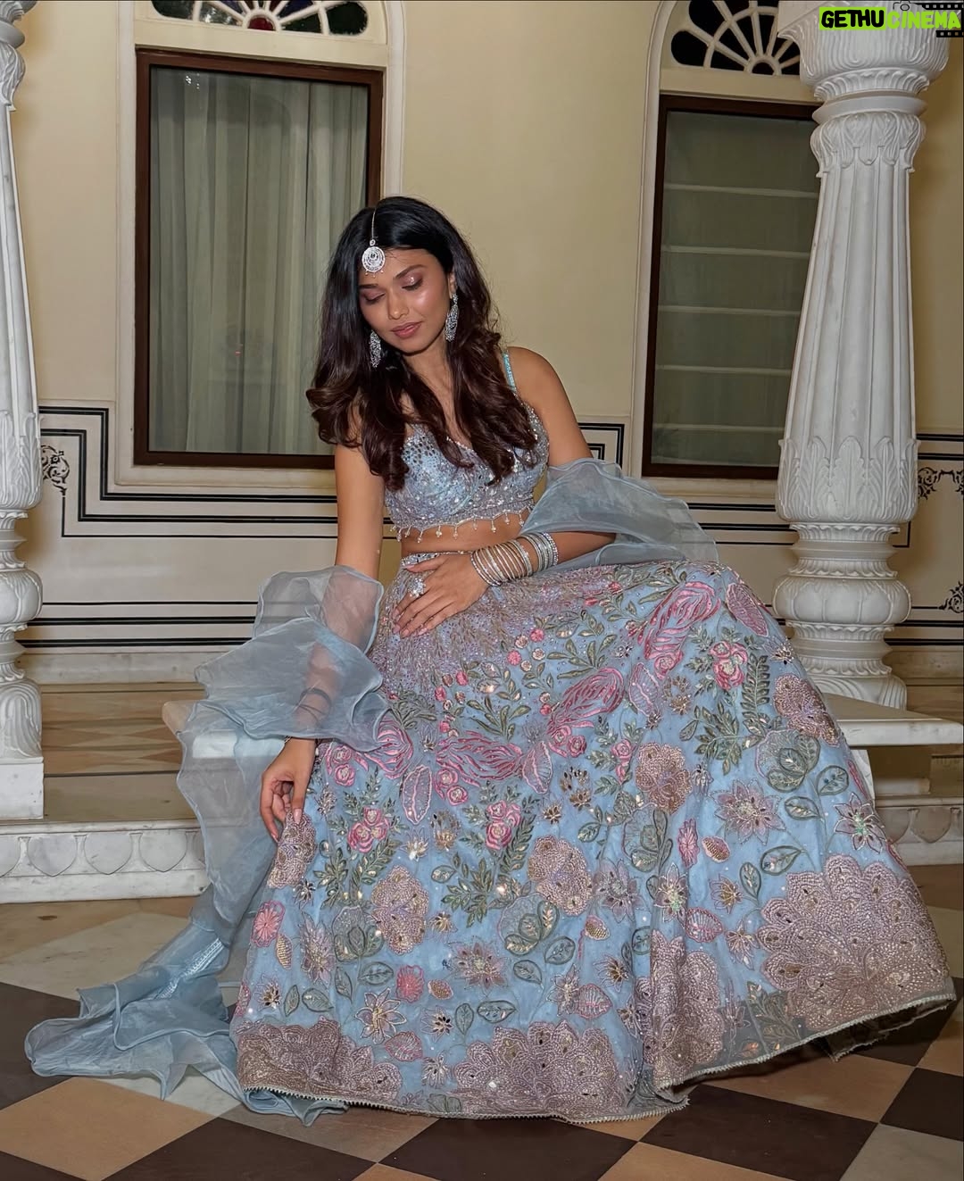 Shreya Jaiswal - 6.2K Likes - Shaadi kisi ki bhi ho, gallery mera he full ho jaata hai 👀

Major shoutout to @krupa_jain for this beautiful outfit and @kyaayaarshaurya for such wonderful photography and more importantly being patient with me 🥹🫶🏼

P.S. If you’re wondering what am I doing in my pictures with @vasundhara_daga , it’s just me explaining her where was I missing throughout the festivities. 😭

Also, last picture is just me looking out for meravala 😋

[Indian weddings, lehenga, shaadi, photodump]
#therachitsunidhiwedding✨ #fashionphotography #jaipur