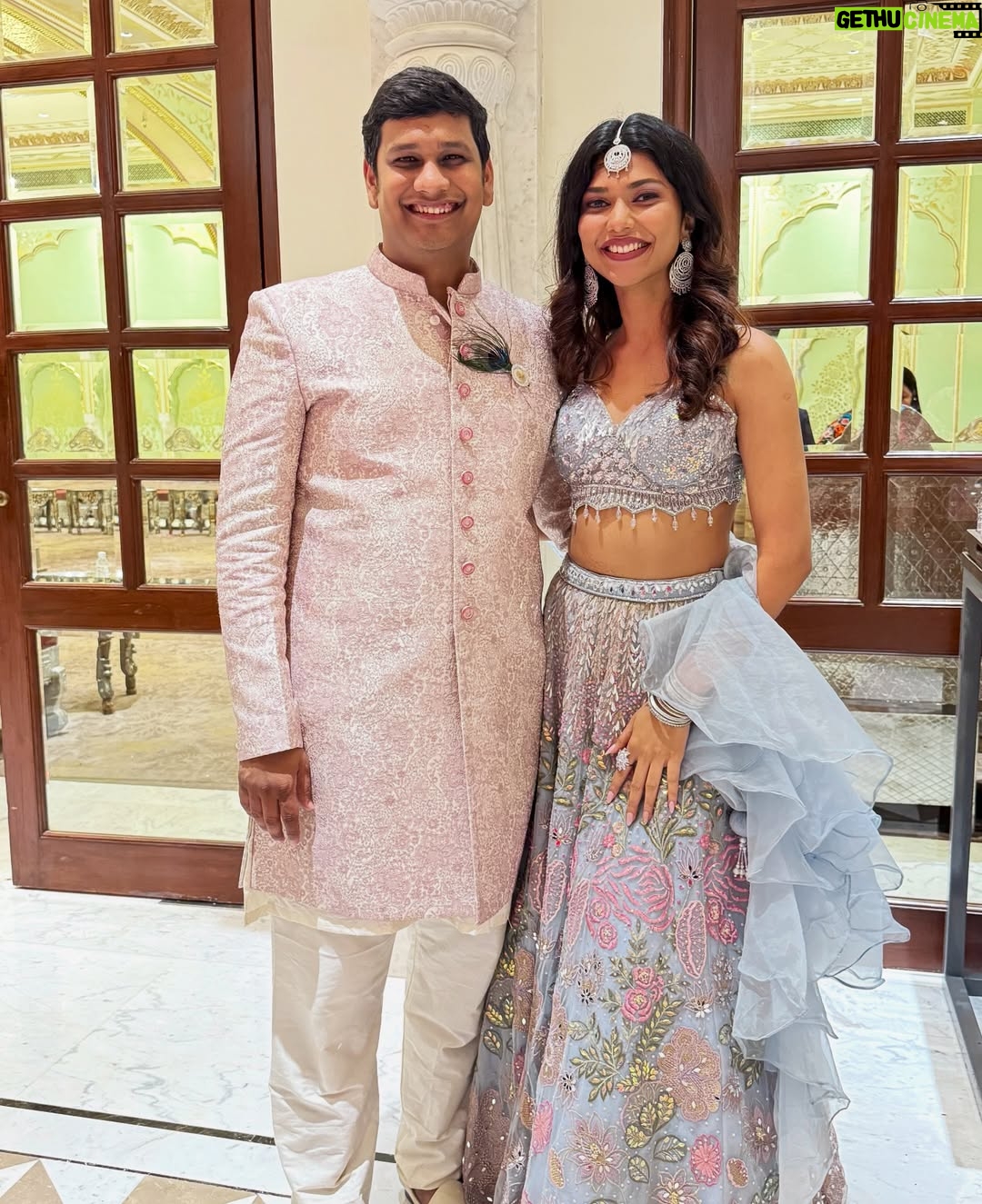 Shreya Jaiswal - 6.2K Likes - Shaadi kisi ki bhi ho, gallery mera he full ho jaata hai 👀

Major shoutout to @krupa_jain for this beautiful outfit and @kyaayaarshaurya for such wonderful photography and more importantly being patient with me 🥹🫶🏼

P.S. If you’re wondering what am I doing in my pictures with @vasundhara_daga , it’s just me explaining her where was I missing throughout the festivities. 😭

Also, last picture is just me looking out for meravala 😋

[Indian weddings, lehenga, shaadi, photodump]
#therachitsunidhiwedding✨ #fashionphotography #jaipur
