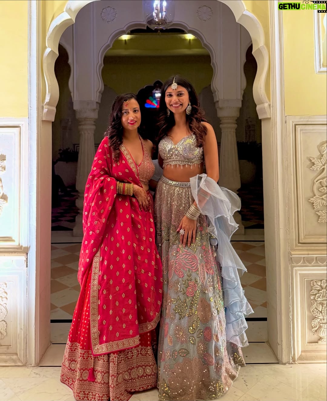 Shreya Jaiswal - 6.2K Likes - Shaadi kisi ki bhi ho, gallery mera he full ho jaata hai 👀

Major shoutout to @krupa_jain for this beautiful outfit and @kyaayaarshaurya for such wonderful photography and more importantly being patient with me 🥹🫶🏼

P.S. If you’re wondering what am I doing in my pictures with @vasundhara_daga , it’s just me explaining her where was I missing throughout the festivities. 😭

Also, last picture is just me looking out for meravala 😋

[Indian weddings, lehenga, shaadi, photodump]
#therachitsunidhiwedding✨ #fashionphotography #jaipur