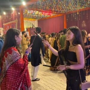 Shreya Thukral Instagram - In all the Navaratri feels 🌟🫶

.
.

#dilli #dillidiaries #desiasthetics #delhi #desicore #ethinicwear #twinning #aesthetically #reelinstagram #treandingreels #explorepage #followforfollow #instamood #explore #viral #fyp #insta #instaviral #besties #girls #jhumke