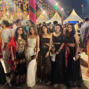 Shreya Thukral Instagram - In all the Navaratri feels 🌟🫶

.
.

#dilli #dillidiaries #desiasthetics #delhi #desicore #ethinicwear #twinning #aesthetically #reelinstagram #treandingreels #explorepage #followforfollow #instamood #explore #viral #fyp #insta #instaviral #besties #girls #jhumke