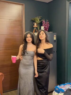 Shreya Thukral Instagram - Together, we have fun (but always in style) 💝💘💖💕💞💓💗

.
.

#besties #bestfriends #bffgoals