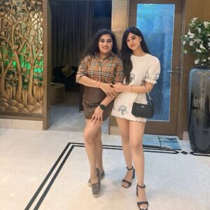 Shreya Thukral Instagram - Some goodbyes hurt a little more. Always cheering for you & you’ll always have a friend back home 😭😭❤️
miss you already!!!! 🇬🇧 

Co-ord Set @savana [ Use code ✨Shreya63✨ for some% ]

.
.
.

#bff #savana #savanasquad #explorepage #fyp
