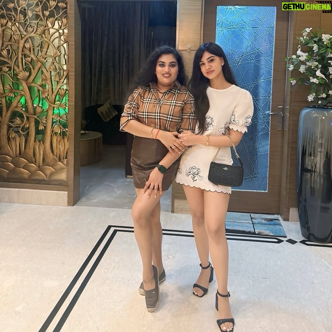 Shreya Thukral - 2K Likes - Some goodbyes hurt a little more. Always cheering for you & you’ll always have a friend back home 😭😭❤️
miss you already!!!! 🇬🇧 

Co-ord Set @savana [ Use code ✨Shreya63✨ for some% ]

.
.
.

#bff #savana #savanasquad #explorepage #fyp