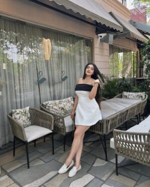 Shrija Tyagi Instagram - 🦢🎧🤍🪞