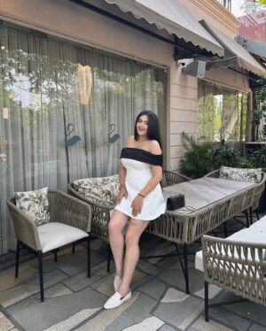 Shrija Tyagi Instagram - 🦢🎧🤍🪞