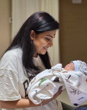 Shruthi Raj Instagram - IN THE QUIET OF A FRIEND'S HOME,HOLDING THEIR CHILD.YOU FEEL THE UNBREAKABLE BOND OF FAMILY,EVEN IF NOT BY BLOOD❤️❤️❤️
MOMENTS WITH MY LACHU THANGAM😘😘😘