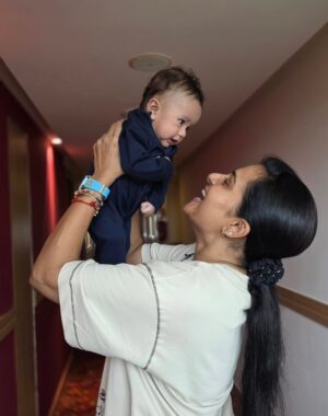 Shruthi Raj Instagram - IN THE QUIET OF A FRIEND'S HOME,HOLDING THEIR CHILD.YOU FEEL THE UNBREAKABLE BOND OF FAMILY,EVEN IF NOT BY BLOOD❤️❤️❤️
MOMENTS WITH MY LACHU THANGAM😘😘😘