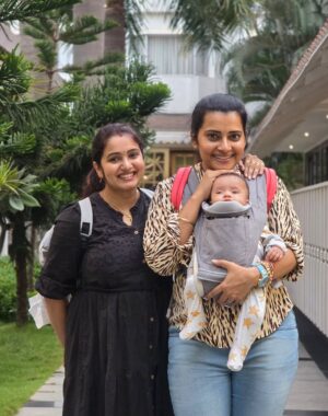 Shruthi Raj Instagram - IN THE QUIET OF A FRIEND'S HOME,HOLDING THEIR CHILD.YOU FEEL THE UNBREAKABLE BOND OF FAMILY,EVEN IF NOT BY BLOOD❤️❤️❤️
MOMENTS WITH MY LACHU THANGAM😘😘😘