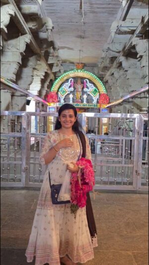 Shruthi Raj Instagram - LET THE TEMPLE ENERGY REVIVE, INSPIRE AND GUIDE YOU 🙏🙏🙏 VETRIVEL MURUGANUKKU HAROGARA 🙏🙏🙏