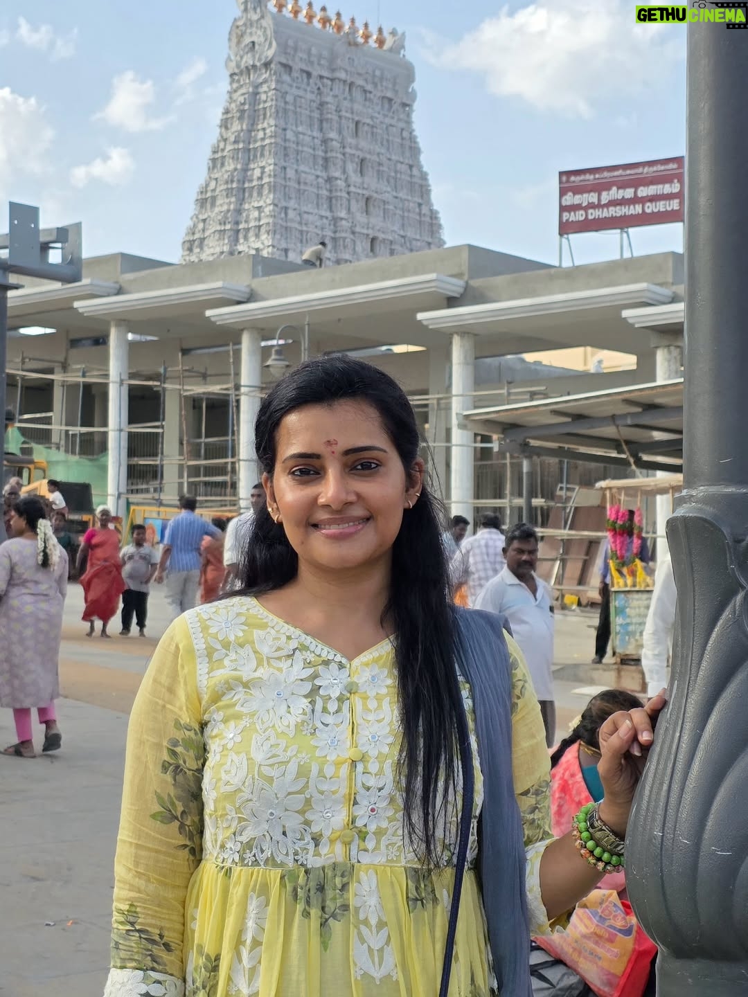 Shruthi Raj - 56.2K Likes - VETRIVEL MURUGANUKKU HAROGARA🙏🙏🙏

#temple #thiruchandur_temple#positivevibes