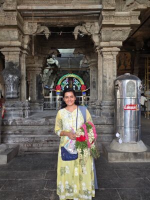 Shruthi Raj Instagram - VETRIVEL MURUGANUKKU HAROGARA🙏🙏🙏

#temple #thiruchandur_temple#positivevibes
