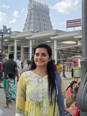Shruthi Raj Instagram - VETRIVEL MURUGANUKKU HAROGARA🙏🙏🙏

#temple #thiruchandur_temple#positivevibes