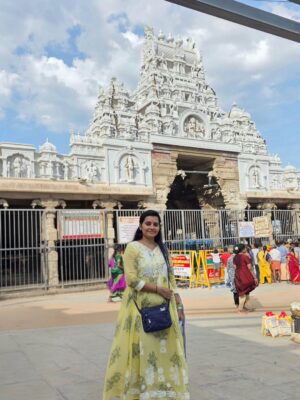 Shruthi Raj Instagram - VETRIVEL MURUGANUKKU HAROGARA🙏🙏🙏

#temple #thiruchandur_temple#positivevibes