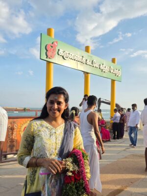 Shruthi Raj Instagram - VETRIVEL MURUGANUKKU HAROGARA🙏🙏🙏

#temple #thiruchandur_temple#positivevibes