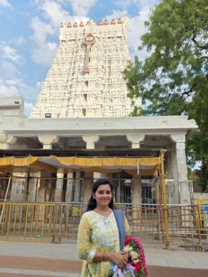 Shruthi Raj Instagram - VETRIVEL MURUGANUKKU HAROGARA🙏🙏🙏

#temple #thiruchandur_temple#positivevibes