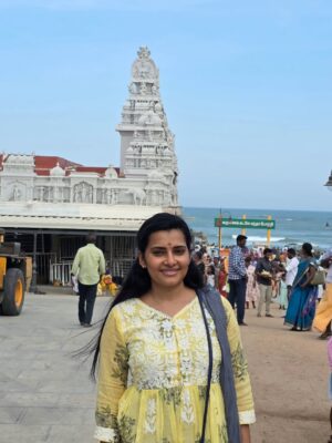Shruthi Raj Instagram - VETRIVEL MURUGANUKKU HAROGARA🙏🙏🙏

#temple #thiruchandur_temple#positivevibes