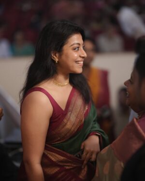 Shruti Ramachandran Instagram - There is something about hand-me-down sarees. They have a certain feel to them, a certain smell, a softness that comes from many careful washes. Hand-me-down sarees wrap around you like a hug. Warm. No judgement.
They have the tiniest pricks and tears from safety pins and rushed fingers of the past.
The thing about this hand-me-down is that Amma still doesn’t know she’s handed it down to me. 🙃