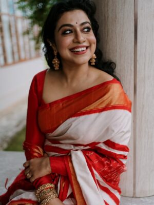 Shruti Ramachandran Instagram - #kalyannavratri
Styled by @styledbyammu @keepitstylish_by_ammu
Shot by @jeesjohnphotography
Outfit courtesy @milandesignkochi
MUH @aparna_vinod_makeupartist
Jewellery @goodwillcollectionsbridal
Nosepin @genesisdiamonds_by_deepaktoms