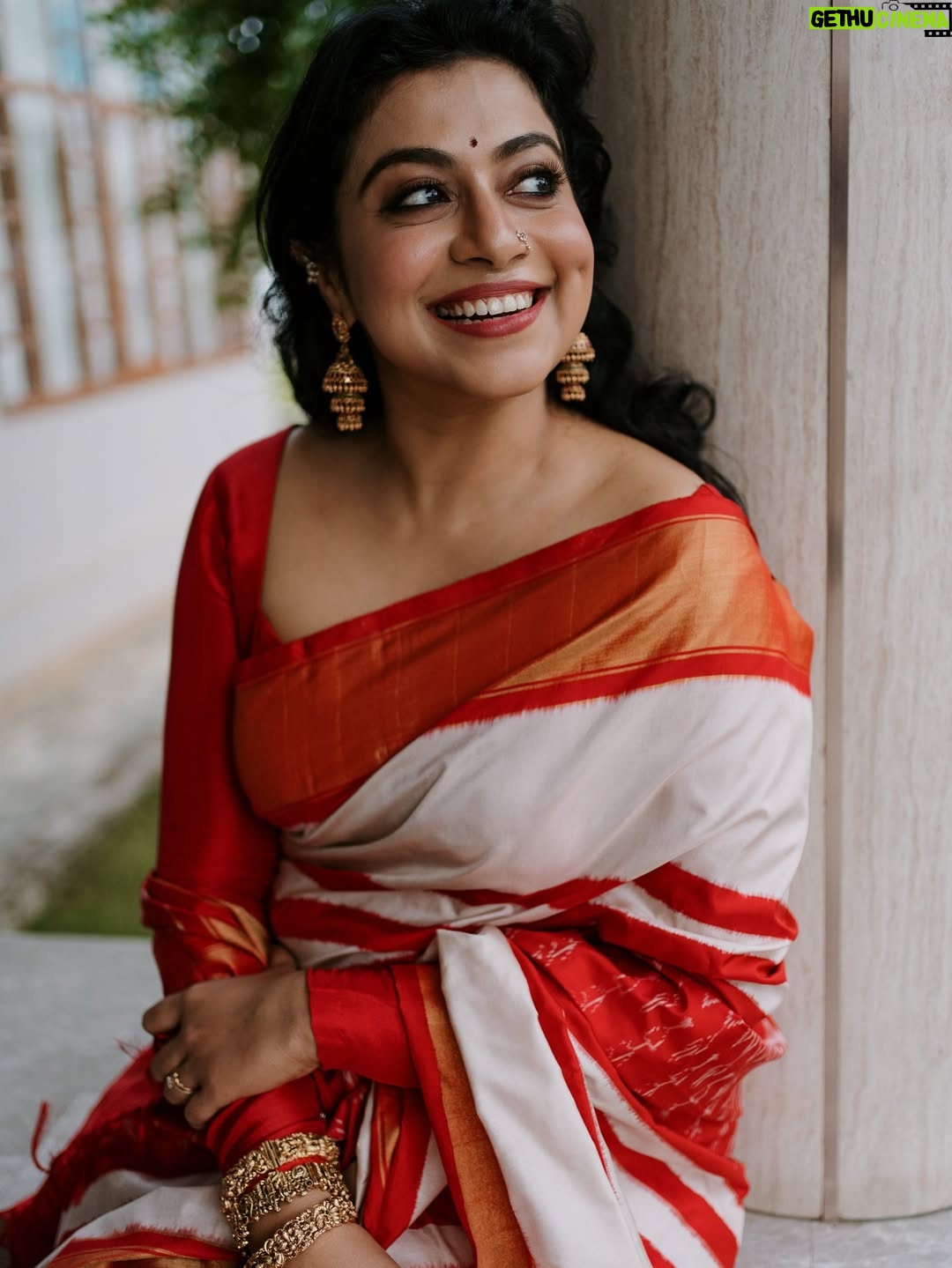 Shruti Ramachandran - 42.8K Likes - #kalyannavratri 

Styled by @styledbyammu @keepitstylish_by_ammu 
Shot by @jeesjohnphotography 
Outfit courtesy @milandesignkochi 
MUH @aparna_vinod_makeupartist 
Jewellery @goodwillcollectionsbridal 
Nosepin @genesisdiamonds_by_deepaktoms