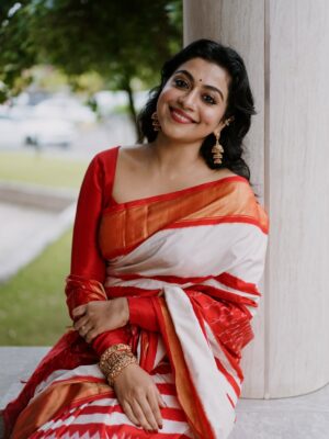 Shruti Ramachandran Instagram - #kalyannavratri
Styled by @styledbyammu @keepitstylish_by_ammu
Shot by @jeesjohnphotography
Outfit courtesy @milandesignkochi
MUH @aparna_vinod_makeupartist
Jewellery @goodwillcollectionsbridal
Nosepin @genesisdiamonds_by_deepaktoms