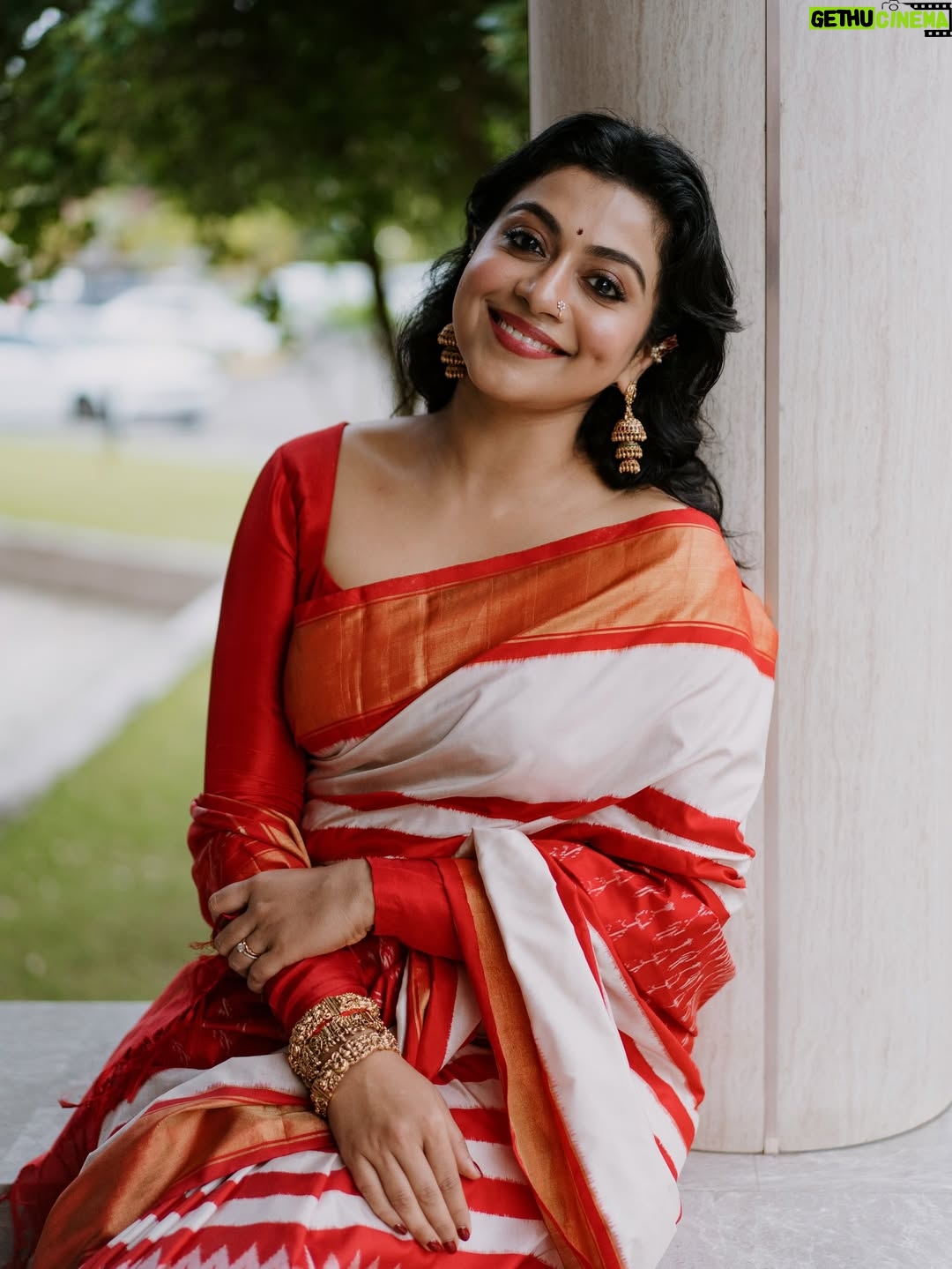 Shruti Ramachandran - 42.8K Likes - #kalyannavratri 

Styled by @styledbyammu @keepitstylish_by_ammu 
Shot by @jeesjohnphotography 
Outfit courtesy @milandesignkochi 
MUH @aparna_vinod_makeupartist 
Jewellery @goodwillcollectionsbridal 
Nosepin @genesisdiamonds_by_deepaktoms