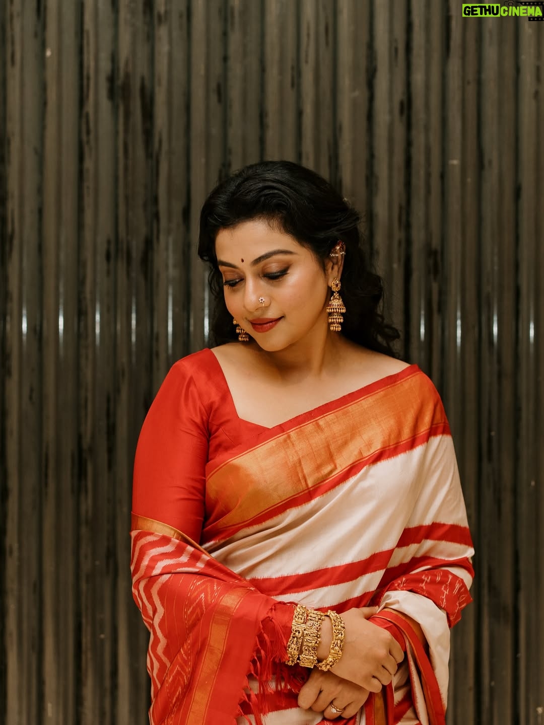 Shruti Ramachandran - 42.8K Likes - #kalyannavratri 

Styled by @styledbyammu @keepitstylish_by_ammu 
Shot by @jeesjohnphotography 
Outfit courtesy @milandesignkochi 
MUH @aparna_vinod_makeupartist 
Jewellery @goodwillcollectionsbridal 
Nosepin @genesisdiamonds_by_deepaktoms