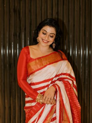 Shruti Ramachandran Instagram - #kalyannavratri
Styled by @styledbyammu @keepitstylish_by_ammu
Shot by @jeesjohnphotography
Outfit courtesy @milandesignkochi
MUH @aparna_vinod_makeupartist
Jewellery @goodwillcollectionsbridal
Nosepin @genesisdiamonds_by_deepaktoms