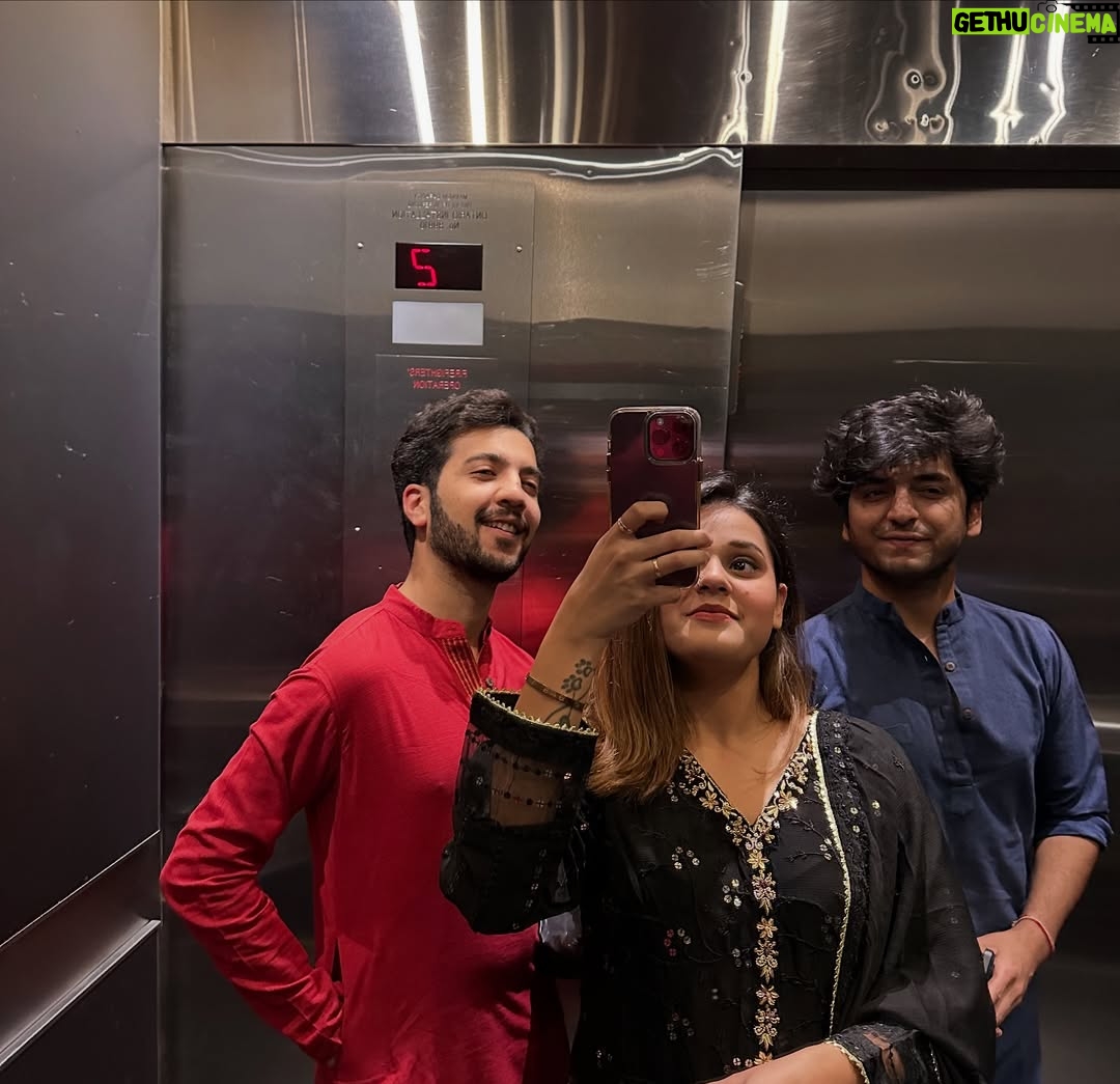 Shubhi Singh - 4.8K Likes - Life update : Today I completed 2 years of living in this country. Toronto is now home. From not knowing where my own home is I have a home, a great friend circle, best coffee in town, best events, all the hidden spots. 

Ghar bana hi liya is desh ko. 🫶🏻♥️ 
.
.
.
#2yearsincanada #immigrantlife #newlife