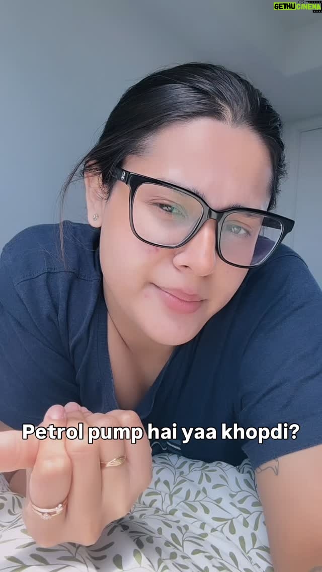 Shubhi Singh - 7.6K Likes - Itna tel ata kaha se hai????!!!! 
.
.
.
#oilyhair #relatable #hairproblems #hairfall