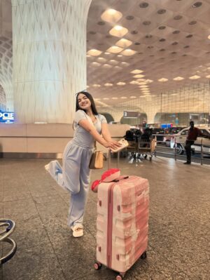 Shumayla Shaikh Instagram - Off to new adventures āļøāØ
Edit @innocent_zaid____
#airport #flight #trending #instagram #explore #adventure
