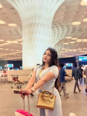 Shumayla Shaikh Instagram - Off to new adventures āļøāØ
Edit @innocent_zaid____
#airport #flight #trending #instagram #explore #adventure