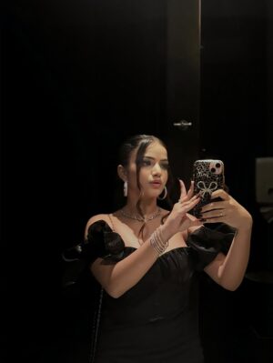 Shumayla Shaikh Instagram - I love you always forever šš¦š
Makeup & hairstyle @namra.makeupartist
Edit @innocent_zaid____
#trending #love #girlfriend #explore #instalove #look #black #hot #pose