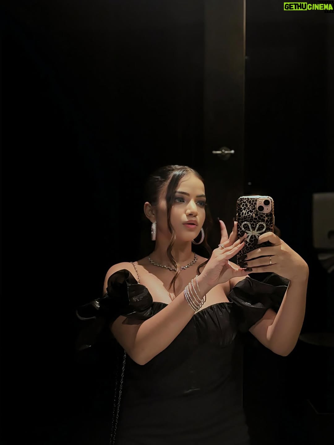 Shumayla Shaikh - 1.3K Likes - I love you always forever 🎀🦋💋

Makeup & hairstyle @namra.makeupartist 
Edit @innocent_zaid____ 

#trending #love #girlfriend #explore #instalove #look #black #hot #pose