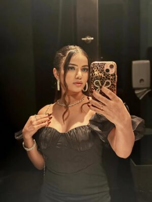 Shumayla Shaikh Instagram - I love you always forever šš¦š
Makeup & hairstyle @namra.makeupartist
Edit @innocent_zaid____
#trending #love #girlfriend #explore #instalove #look #black #hot #pose